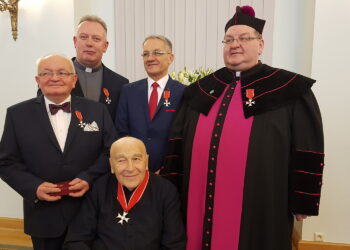 Od lewej: Jerzy Białas, ksiądz Wiesław Kowalewski, ksiądz Czesław Wala, Adolf Jabłoński, ksiądz Krzysztof Jan Rusiecki / arch. prywatne