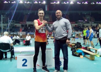 Halowe Mistrzostwa Polski Juniorów Młodszych. Adam Masaczyński po zwycięskim biegu na 1000 m / Kielecki Klub Lekkoatletyczny
