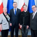 Uroczystość wręczenia nominacji profesorskich przez Prezydenta RP Andrzeja Dudę. Na zdjęciu: żona Kazimierza Kika, Andrzej Duda - Prezydent RP, wnuk Kazimierza Kika i profesor Kazimierz Kik / kancelaria Prezydenta RP