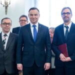 Uroczystość wręczenia nominacji profesorskich przez Prezydenta RP Andrzeja Dudę. Na zdjęciu profesor Kazimierz Kik z Uniwersytetu Jana Kochanowskiego w Kielcach, Andrzej Duda - Prezydent RP i profesor Tomasz Kozłowski z Politechniki Świętokrzyskiej w Kielcach / kancelaria Prezydenta RP