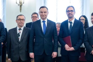 Uroczystość wręczenia nominacji profesorskich przez Prezydenta RP Andrzeja Dudę. Na zdjęciu profesor Kazimierz Kik z Uniwersytetu Jana Kochanowskiego w Kielcach, Andrzej Duda - Prezydent RP i profesor Tomasz Kozłowski z Politechniki Świętokrzyskiej w Kielcach / kancelaria Prezydenta RP