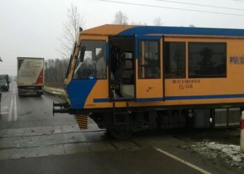 Zderzenie ciężarówki i lokomotywy na przejeździe kolejowym w Połańcu / KPP Staszów
