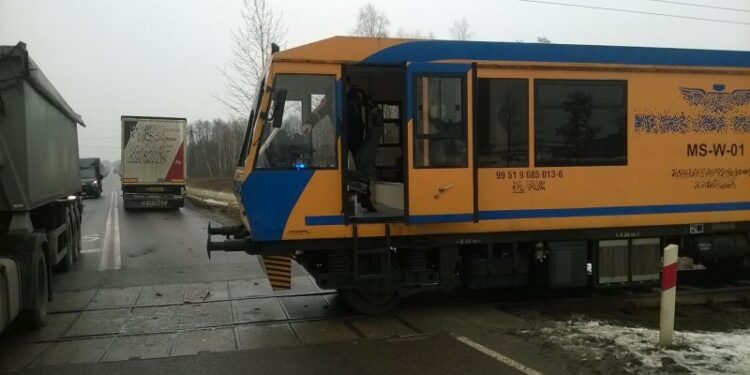 Zderzenie ciężarówki i lokomotywy na przejeździe kolejowym w Połańcu / KPP Staszów