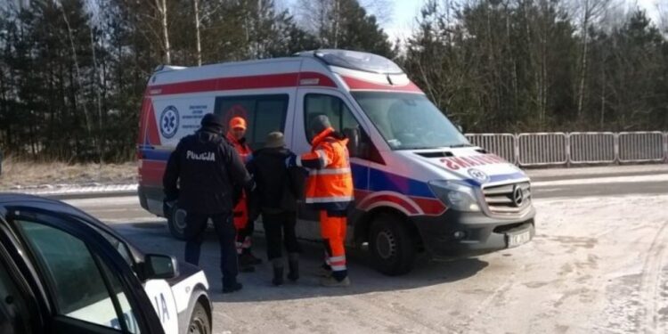 Silnie wychłodzonego 70-letniego mężczyznę uratowali policjanci z komisariatu w Rakowie / świętokrzyska policja