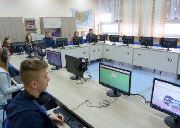 Nowoczesna sala do nauki języków obcych / Urząd Gminy w Piekoszowie