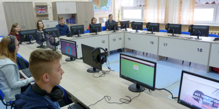 Nowoczesna sala do nauki języków obcych / Urząd Gminy w Piekoszowie