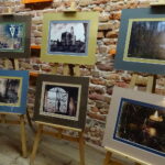 "Tęsknota" - nowa wystawa zorganizowana na ostatniej kondygnacji Bramy Opatowskiej w Sandomierzu / Grażyna Szlęzak-Wójcik / Radio Kielce