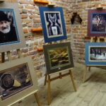 "Tęsknota" - nowa wystawa zorganizowana na ostatniej kondygnacji Bramy Opatowskiej w Sandomierzu / Grażyna Szlęzak-Wójcik / Radio Kielce