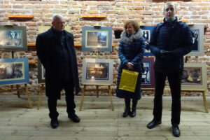 "Tęsknota" - nowa wystawa zorganizowana na ostatniej kondygnacji Bramy Opatowskiej w Sandomierzu / Grażyna Szlęzak-Wójcik / Radio Kielce