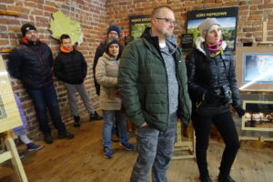 "Tęsknota" - nowa wystawa zorganizowana na ostatniej kondygnacji Bramy Opatowskiej w Sandomierzu / Grażyna Szlęzak-Wójcik / Radio Kielce