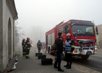 Jędrzejów. Żołnierze z Centralnego Ośrodka Analizy Skażeń z Warszawy zabezpieczyli dwa pojemniki z tajemniczą substancją / Ewa Pociejowska - Gawęda / Radio Kielce