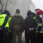 Jędrzejów. Żołnierze z Centralnego Ośrodka Analizy Skażeń z Warszawy zabezpieczają dwa pojemniki z tajemniczą substancją / Ewa Pociejowska - Gawęda / Radio Kielce