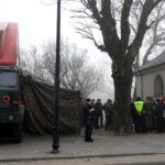 Jędrzejów. Żołnierze z Centralnego Ośrodka Analizy Skażeń z Warszawy zabezpieczają dwa pojemniki z tajemniczą substancją / Ewa Pociejowska - Gawęda / Radio Kielce