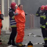 Jędrzejów. Żołnierze z Centralnego Ośrodka Analizy Skażeń z Warszawy zabezpieczają dwa pojemniki z tajemniczą substancją / Ewa Pociejowska - Gawęda / Radio Kielce