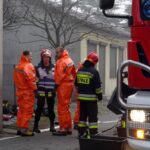 Jędrzejów. Żołnierze z Centralnego Ośrodka Analizy Skażeń z Warszawy zabezpieczają dwa pojemniki z tajemniczą substancją / Ewa Pociejowska - Gawęda / Radio Kielce