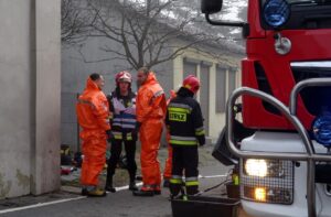 Jędrzejów. Żołnierze z Centralnego Ośrodka Analizy Skażeń z Warszawy zabezpieczają dwa pojemniki z tajemniczą substancją / Ewa Pociejowska - Gawęda / Radio Kielce