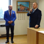 Spotkanie ws. dofinansowania przez rząd Ochotniczych Straży Pożarnych. Na zdjęciu: Mariusz Gosek - ekspert Ministerstwa Sprawiedliwości ds. weryfikacji wniosków, dyrektor biura poselskiego Zbigniewa Ziobry oraz Marcin Piszczek - burmistrz Jędrzejowa / Ewa Pociejowska-Gawęda / Radio Kielce