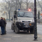 Czekając na przybycie ekspertów z Ministerstwa Obrony Narodowej policjanci i strażacy zabezpieczają dom, przy którym odkryto tajemniczą substancję / Ewa Pociejowska-Gawęda / Radio Kielce