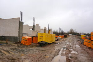 Plac, na którym zostanie wybudowane przedszkole i żłobek w Chęcinach / Wiktor Dziarmaga / Radio Kielce