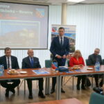 Władze gminy Sitkówka-Nowiny rozdały Karty Seniora / Marcin Różyc / Radio Kielce