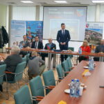 Władze gminy Sitkówka-Nowiny rozdały Karty Seniora / Marcin Różyc / Radio Kielce