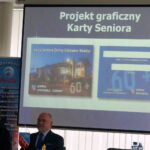 Władze gminy Sitkówka-Nowiny rozdały Karty Seniora / Marcin Różyc / Radio Kielce