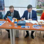 Władze gminy Sitkówka-Nowiny rozdały Karty Seniora / Marcin Różyc / Radio Kielce