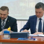 Władze gminy Sitkówka-Nowiny rozdały Karty Seniora / Marcin Różyc / Radio Kielce