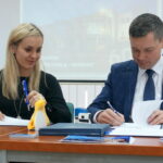 Władze gminy Sitkówka-Nowiny rozdały Karty Seniora / Marcin Różyc / Radio Kielce