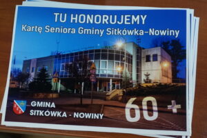 Władze gminy Sitkówka-Nowiny rozdały Karty Seniora / Marcin Różyc / Radio Kielce
