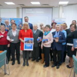 Władze gminy Sitkówka-Nowiny rozdały Karty Seniora / Marcin Różyc / Radio Kielce