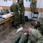 Zajęcia z medycyny pola walki przeprowadzone przez amerykańskich żołnierzy na Bukówce / Marcin Różyc / Radio Kielce