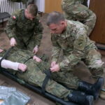 Zajęcia z medycyny pola walki przeprowadzone przez amerykańskich żołnierzy na Bukówce / Marcin Różyc / Radio Kielce