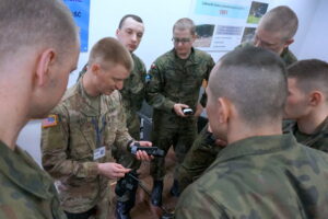 Zajęcia z medycyny pola walki przeprowadzone przez amerykańskich żołnierzy na Bukówce / Marcin Różyc / Radio Kielce