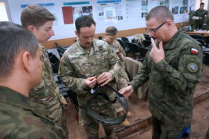 Zajęcia z medycyny pola walki przeprowadzone przez amerykańskich żołnierzy na Bukówce / Marcin Różyc / Radio Kielce