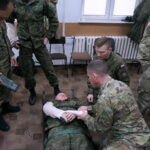 Zajęcia z medycyny pola walki przeprowadzone przez amerykańskich żołnierzy na Bukówce / Marcin Różyc / Radio Kielce