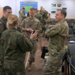 Zajęcia z medycyny pola walki przeprowadzone przez amerykańskich żołnierzy na Bukówce / Marcin Różyc / Radio Kielce