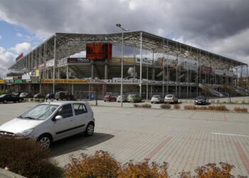 Kolporter Arena, stadion piłkarski, parking / Robert Felczak / Radio Kielce