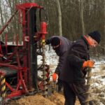 Kielce. Rozpoczęły się wiercenia niezbędne do badań geologicznych gruntu na działce, na której ma powstać centralne laboratorium Głównego Urzędu Miar / Robert Szumielewicz / Radio Kielce