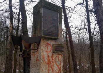 Kotki. Pomnik poświęcony  funkcjonariuszom MO i SB poległym w ostatnich dniach maja 1945 roku w walkach o utrwalenie władzy ludowej na terenie Palonek, Budów i Kotek koło Buska-Zdroju. / Kamil Włosowicz / Radio Kielce