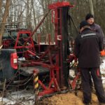 Kielce. Rozpoczęły się wiercenia niezbędne do badań geologicznych gruntu na działce, na której ma powstać centralne laboratorium Głównego Urzędu Miar / Robert Szumielewicz / Radio Kielce