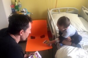 Kielce. Sławomir Szmal odwiedził małych pacjentów w Świętokrzyskim Centrum Pediatrii / Iwona Murawska / Radio Kielce