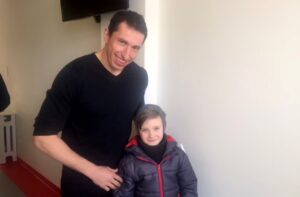 Kielce. Sławomir Szmal odwiedził małych pacjentów w Świętokrzyskim Centrum Pediatrii / Iwona Murawska / Radio Kielce
