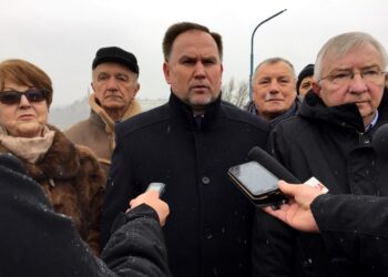 Sandomierz. Konferencja ws. przekazania pieniędzy na remont starego mostu na Wiśle i budowy ulicy Lwowskiej bis. Na zdjęciu posłowie PiS: Maria Zuba, Marek Kwitek i Krzysztof Lipiec / Grażyna Szlęzak - Wójcik / Radio Kielce