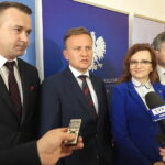 21.02.2018 Koprzywnica. Wiceminister rodziny i polityki społecznej Bartosz Marczuk przekazał symbolicznie dotacje dla samorządów z naszego regionu z programu Maluch plus na żłobki i kluby dziecięce. Na zdjęciu od lewej: poseł Michał Cieślak; wiceminister Bartosz Marczuk", wojewoda Agata Wojtyszek, senator Krzysztof Słoń / Grażyna Szlęzak-Wójcik / Radio Kielce