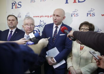 05.12.2016 Kielce. Prawo i Sprawiedliwość. Konferencja prasowa. Poseł Marek Kwitek, poseł Krzysztof Lipiec, prezes Zarządu SSE "Starachowice" Marcin Perz i poseł Maria Zuba. / Jarosław Kubalski / Radio Kielce