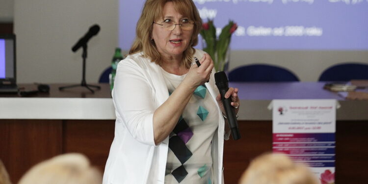 Konferencja "Zdrowie kobiety w leczeniu raka piersi". Dr Jolanta Smok - Kalwat. / Jarosław Kubalski / Radio Kielce