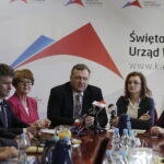 05..02.2018 Kielce. Podpisanie umowy na dofinansowanie oddziałów pediatrycznych szpitala wojewódzkiego. Dyrektor Wydział Polityki Społecznej i Zdrowia Anna Gromska, dyrektor Wojewódzkiego Szpitala Zespolonego Andrzej Domański, senator Krzysztof Słoń, poseł Maria Zuba, wiceminister zdrowia Marek Tombarkiewicz, wojewoda Agata Wojtyszek i poseł Anna Krupka / Jarosław Kubalski / Radio Kielce