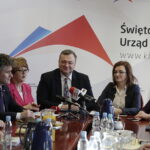 05..02.2018 Kielce. Podpisanie umowy na dofinansowanie oddziałów pediatrycznych szpitala wojewódzkiego. Dyrektor Wojewódzkiego Szpitala Zespolonego Andrzej Domański, senator Krzysztof Słoń, poseł Maria Zuba, wiceminister zdrowia Marek Tombarkiewicz, wojewoda Agata Wojtyszek i poseł Anna Krupka / Jarosław Kubalski / Radio Kielce