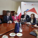 05..02.2018 Kielce. Podpisanie umowy na dofinansowanie oddziałów pediatrycznych szpitala wojewódzkiego. Dyrektor Wojewódzkiego Szpitala Zespolonego Andrzej Domański, senator Krzysztof Słoń, poseł Maria Zuba, wiceminister zdrowia Marek Tombarkiewicz, wojewoda Agata Wojtyszek i poseł Anna Krupka / Jarosław Kubalski / Radio Kielce